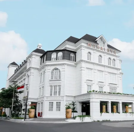 MAHALAYA The Legacy Hotel Отели рядом с достопримечательностью «Balekambang Park»