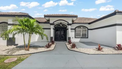 Delray Castle-Minutes to the beach and Atlantic Ave Hotels near Delray Beach Historical Society