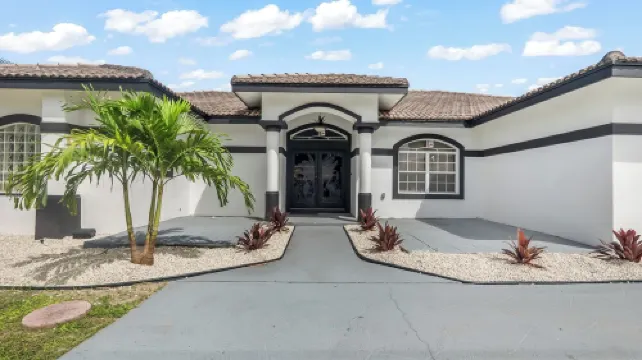 Delray Castle-Minutes to the beach and Atlantic Ave