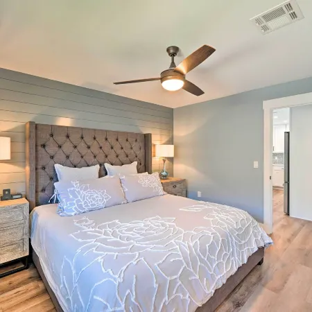 Walk to Beach: Getaway w/ Pool in Naples!