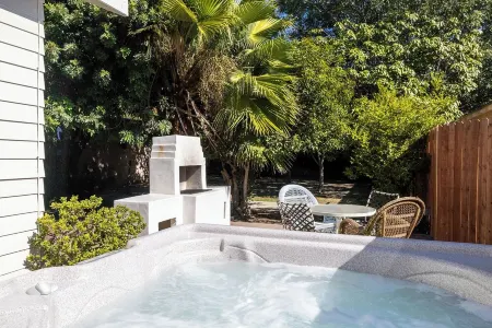 Classic Inglewood Gem 3Bed/1Bath w/Jacuzzi Отели рядом с достопримечательностью «Inglewood Park Maintenance»