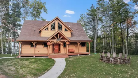 Eagles Bluff - 3 Br Lakefront Cabin on 20 Acres