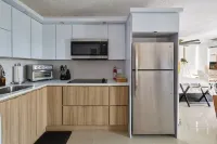 Walk to Beach & Restaurants 1Br w/City Views