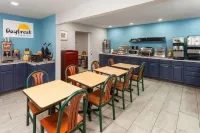 Days Inn by Wyndham Eagle River - breakfast