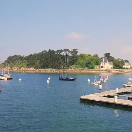 Holiday home with partial sea view, Douarnenez