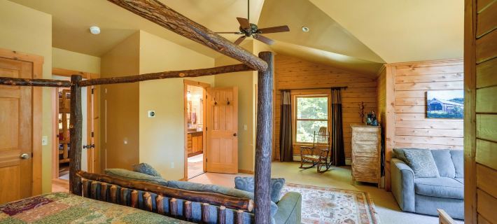 4 Mi to Mount Snow: West Dover Cabin w/ Game Room Отели в г. Довер