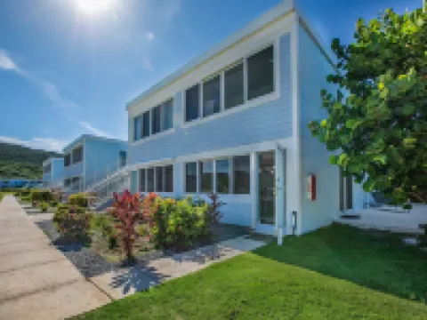 Wow! 3 Br! Remodeled Waterfront Unit, Sapphire Beach, Ocean View, Private Patio โรงแรมใกล้Lindquist Beach