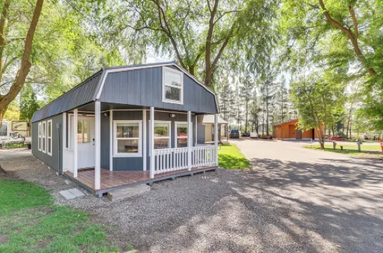 20 Mi to Glacier Natl Park Pet-Friendly Cabin