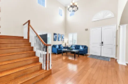 Convenient Located Warming Large 4 Bedroom 3 Bath Home Near DTLA over 2,100 SF