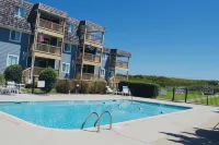 End Unit Oceanfront Condo 2 Min to Beach 1.5 if You Run That View Though!!! - Kolam Renang