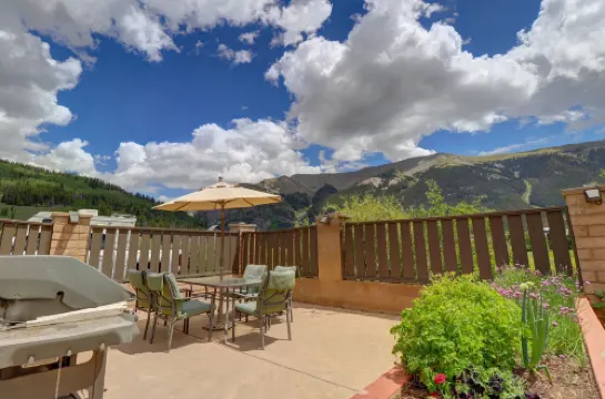 ห้องโรงแรมที่สมบูรณ์แบบ พร้อมสระว่ายน้ำที่ทำความร้อน และทางเดินออกไปสกี - CV210A โดย Redawning