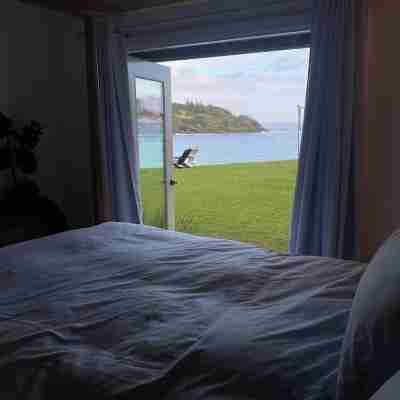 Relax & Unwind: Private Beachfront Escape with Stunning Views, Amazing Location Rooms