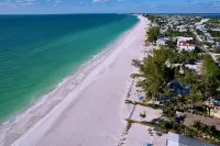 Charming Ground Level Resort Style 3unit condo unit B a few steps from the beach