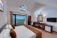 8Fold-Pinecrest by LaRiSa, Bhimtal - موقف سيارات