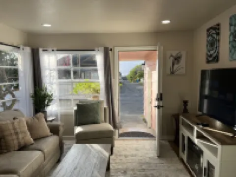 Cheerful Two Bedroom Bungalow Newly Remodeled! Arcade games, Air Hockey Table.