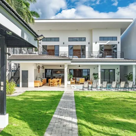 Casa Natalia: Luxurious Oceanfront Villa with Housekeeping and Concierge