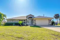 Private Hot Tub & Yard: Bright Bonita Springs Home - Homestays