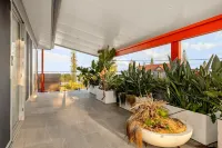 Striking Luxury Home With Garden & BBQ