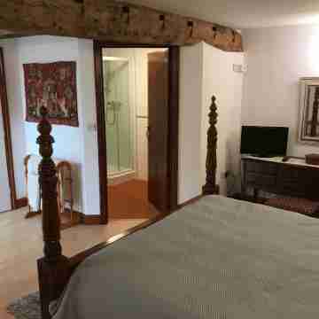 Large Detached "upside Down" Barn, dog friendly with 1 acre enclosed paddock. Rooms