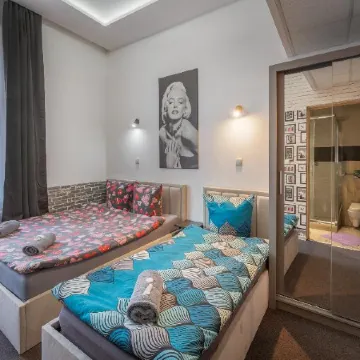 70s Hostel