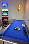 2' to downtown, 10' to JT park, King bed, game room, arcade, firepit, hammocks
