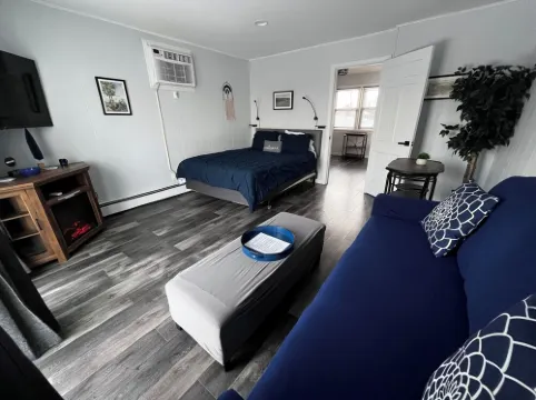 Hudson River View Suite-idyllic getaway with fireplace & private deck-75 min NYC