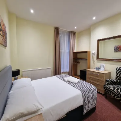 Hotel 65 Hotel dekat Stadion Loftus Road