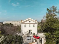 موناستيرو سان بيترو كلافر Hotels near مستشفى جيميللي
