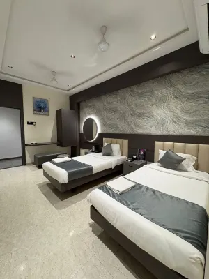 Hotel Govind Regency - Parkplatz