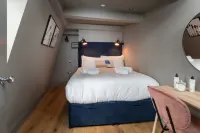 Hiding Space - Trim Street Apartments - Balkon