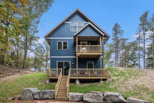 Overlooking Shoreline 2BDR Chalet 18396