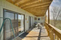Unwind Fireside: Ozark Mtn Condo w/ Resort Perks! - Parkplatz