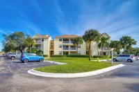 Walk to Canova Beach Park: Couple's Coastal Condo - balcony