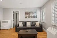 Serene 2-Bedroom Venice Apartment with Private Entrance