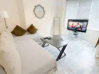 Spacious 4BR House, Garden Retreat, Parking Hotels in Wallasey