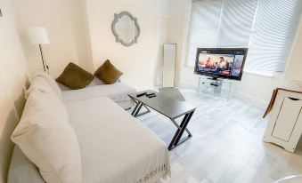 Spacious 4BR House, Garden Retreat, Parking