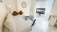 Spacious 4BR House, Garden Retreat, Parking