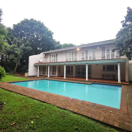 Spacious 4BR Home Pool & Balconies Krantzkloof