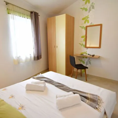 Ideal getaway flat with pool and rumpus room