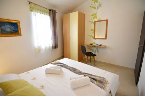 Ideal getaway flat with pool and rumpus room