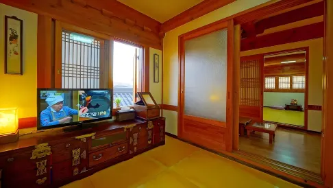 Jeonju Gwigeoraesa Hanok Stay