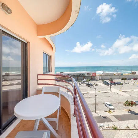 GuestReady - Vibrant flat with  balcony