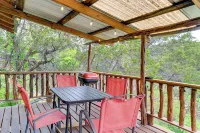 Cedar Falls Cabin Nestled by Honey Creek - Wifi