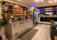 LX飯店, 貝斯特韋斯特SureStay精選系列 - 停車場