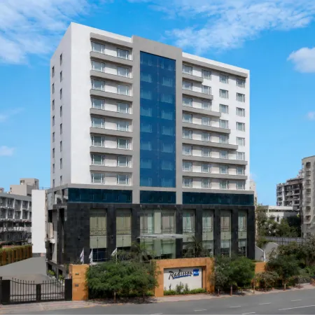 Radisson Blu Hotel Ahmedabad Отели рядом с достопримечательностью «Мечеть Sidi Bashir»