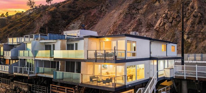 Beach Retreat With Oceanfront Balconies + Direct Beach Access Pacific Coast Outlook by Avantstay Hotéis em Malibu