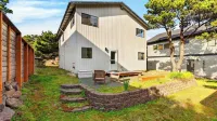 Magic Tree House by Avantstay Fire Pit + Deck + Movie Room Walk to the Beach - Homestays