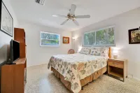 Coastal Home w Hot Tub Firepit and Music Lounge
