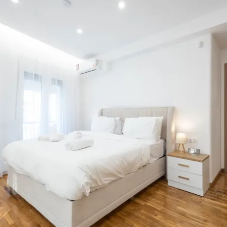 Sunlit Charm Modern 2BR Apartment With High-speed Wifi