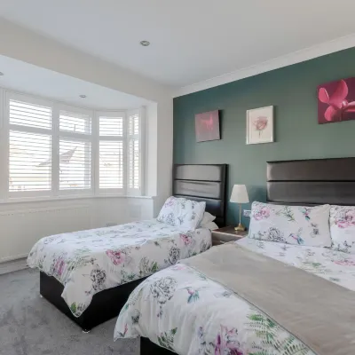 Apple House Wembley - Family Room with Shared Bathroom โรงแรมใกล้สถานีเอดจ์แวร์